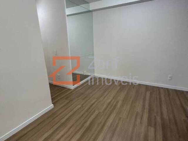 SALA II AMBIENTES AMBAS BEM ILUMINADAS